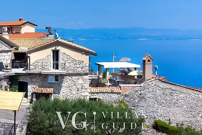 Villa Hidden world with pool by Villas Guide