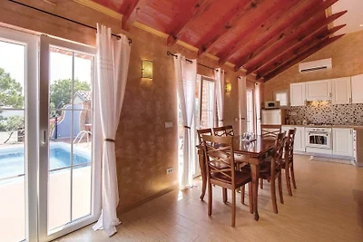 House Victoria 1 by Villas Guide