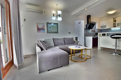 Apartment Paola 2 by Villas Guide