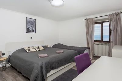 Apartment Daša with pool by Villas Guide