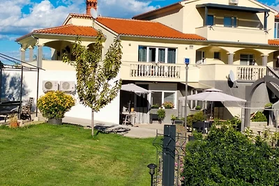 Flora Apartment with pool by Villas Guide
