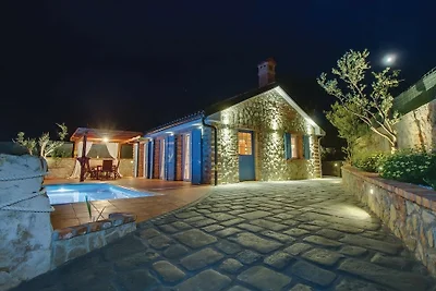 House Victoria 1 by Villas Guide