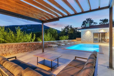 Casa Verde with pool&whirpool by Villas Guide