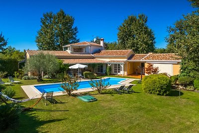 Beautiful Villa Chantilly with pool in...