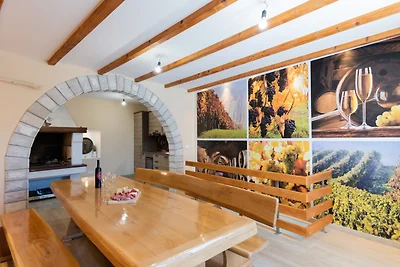 Apartman Mia 2 - Omiš by Villas Guide