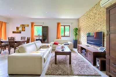 Villa Tara with heated pool by Villas Guide