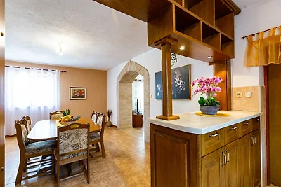 Beautiful Apartment Fratta with garden in Tar