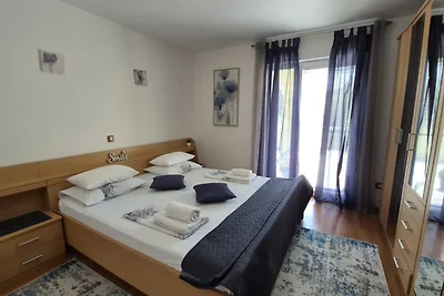 Flora Apartment with pool by Villas Guide