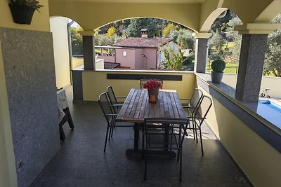 Flora Apartment with pool by Villas Guide