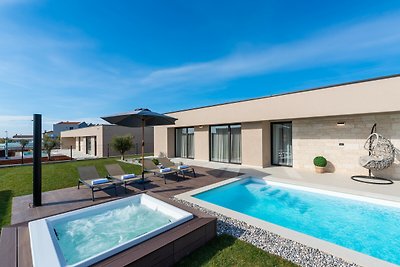 Modern Villa Daleo with jacuzzi in Labinci