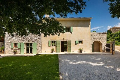 Rustic villa Zvonar with pool in Motovun