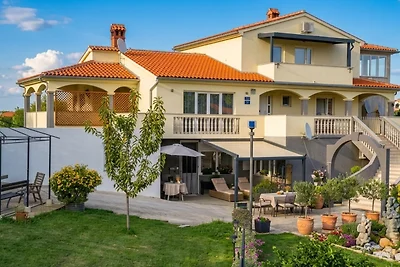 Flora Apartment with pool by Villas Guide