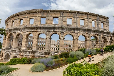 Modern & warm studio near Arena by Villas...