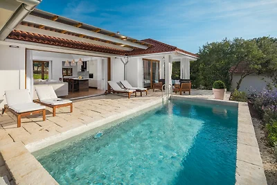 Villa Porto Bus Beachside by Villas Guide