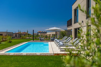 Beautiful Villa Vegt with pool in Labinci