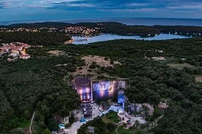 Flora Apartment with pool by Villas Guide