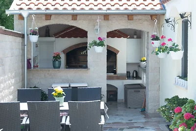 Apartman Lucija 5 by Villas Guide