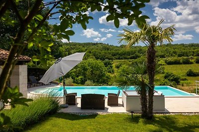 Rustic villa Zvonar with pool in Motovun