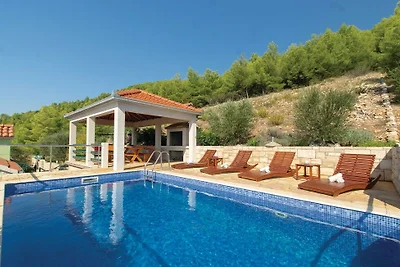 Apartman Mario with pool by Villas Guide