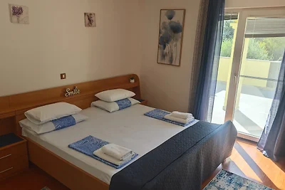 Flora Apartment with pool by Villas Guide