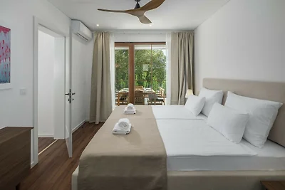 Luxury Villa Bay Porto Bus by Villas Guide