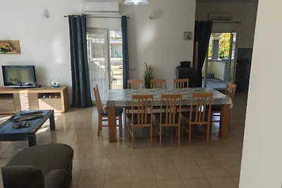 Flora Apartment with pool by Villas Guide