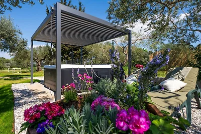 Holiday Home Lara's Oasis by Villas Guide