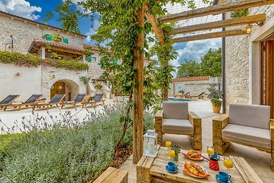 Rustic villa Kata with outdoor pool in Sv.