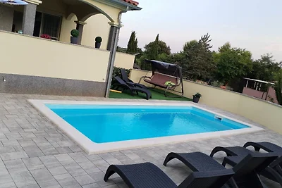 Flora Apartment with pool by Villas Guide