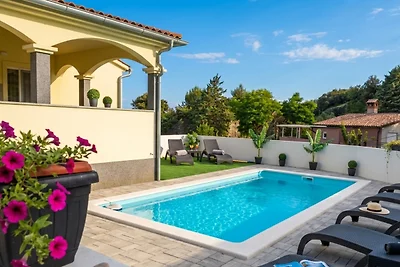Flora Apartment with pool by Villas Guide