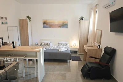 Studio apartment Flora by Villas Guide