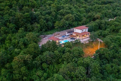 Casa Verde with pool&whirpool by Villas Guide