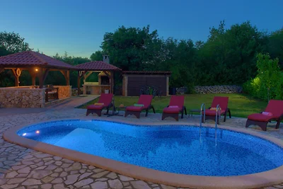 Villa Tara with heated pool by Villas Guide