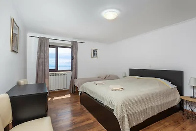 Apartment Daša with pool by Villas Guide