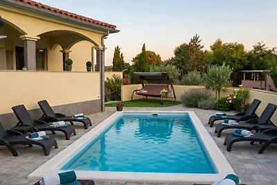 Flora Apartment with pool by Villas Guide