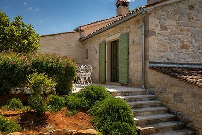 Rustic villa Zvonar with pool in Motovun