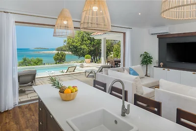Villa Porto Bus Beachfront by Villas Guide