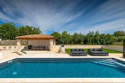 Beautiful Villa Treori with pool in Sv.