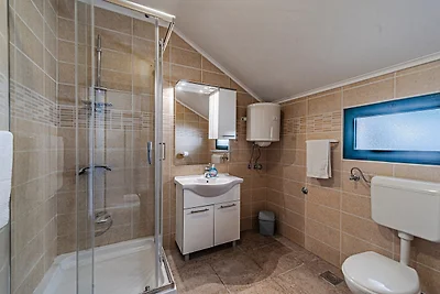 APARTMAN ÐONI 2 by Villas Guide