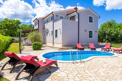 Villa Tara with heated pool by Villas Guide