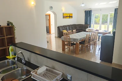 Flora Apartment with pool by Villas Guide