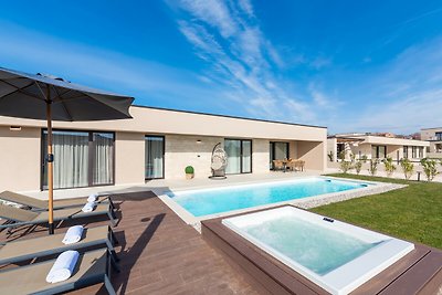 Modern Villa Daleo with jacuzzi in Labinci