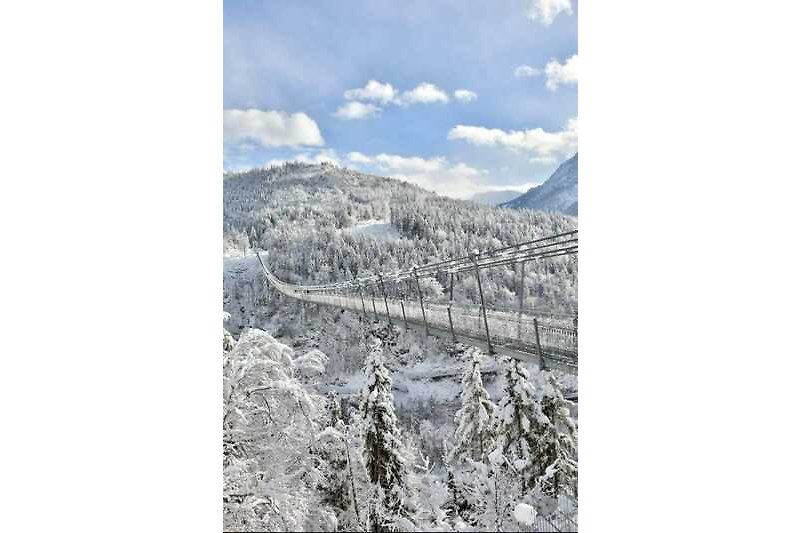 Beeindruckende Berglandschaft mit schneebedeckten Gipfeln und malerischer Natur.