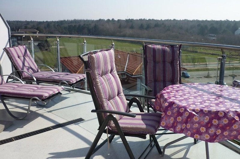 Terrasse mit Sitzmöbel und Liegen