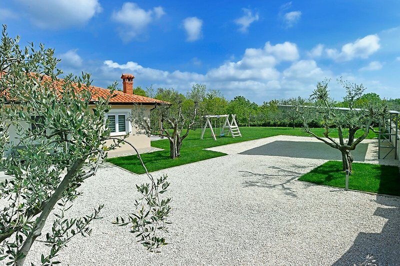 Schönes Haus mit Garten und grüner Landschaft.