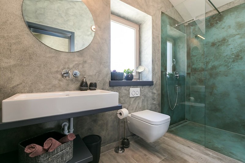 Schönes Badezimmer mit stilvoller Inneneinrichtung und moderner Badewanne. Entspannen Sie sich in luxuriöser Umgebung.