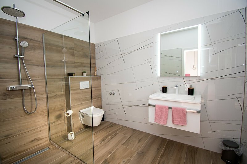 Schönes Badezimmer mit stilvoller Dusche und modernem Design.