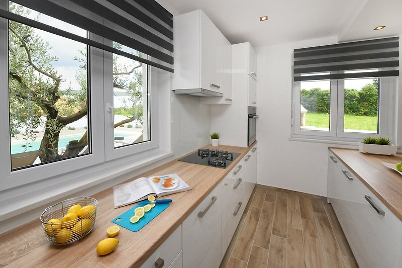 Moderne Küche mit Holzboden und stilvollem Design.