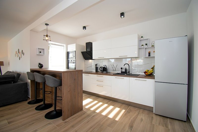 Moderne Küche mit stilvollen Möbeln und Holzoberflächen.
