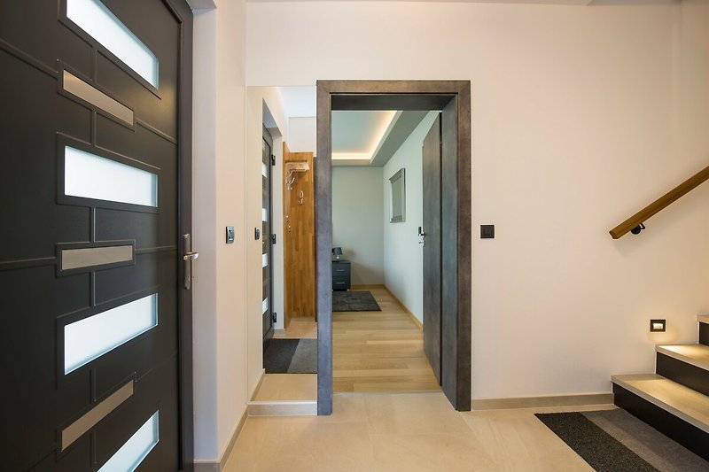 Schöne Wohnung mit Holzboden, Glasfenster und stilvoller Einrichtung.